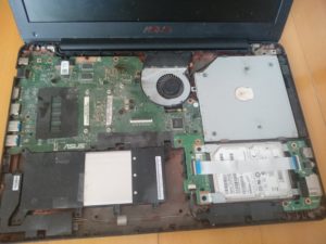 czyszczenie laptopa Asus z kurzu